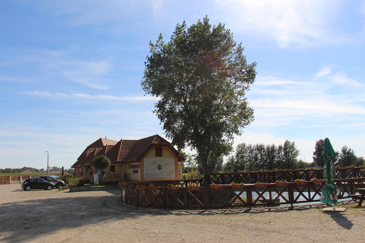 Bed and Breakfast La Curia Panzió Dunaszeg Exterior foto